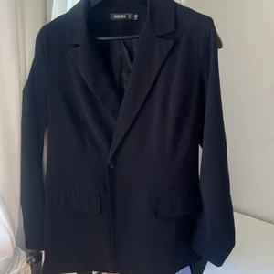 Svart kavaj - Svart kavaj från missguided, oversixe modell, avslappnat mjukare tyg, sjukt snygg passform. Andvänt några gånger. Passar stl 34-36