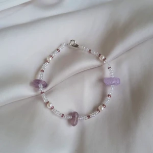 Armband med lila stenar  - Fint pärlarmband med lila stenar 💜 frakt 13kr om du betalar med Swish!