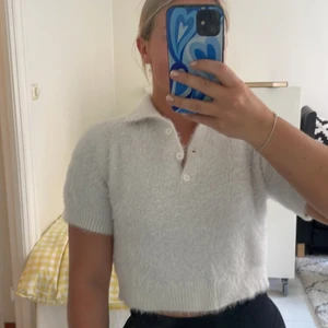 Fluffig tröja - Fluffig croppad tröja med krage. Stl xs.