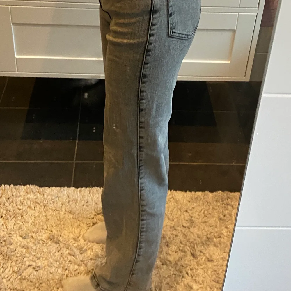 Gråa jeans från madlady. Superbra skick använda ett fåtal gånger säljer då jag har för mycke jeans och hinner inte använda alla.. Jeans & Byxor.