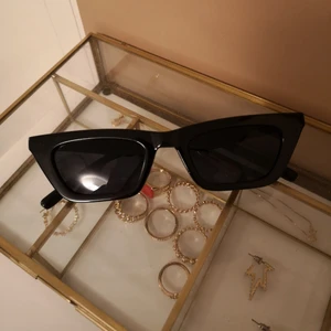 Solglasögon  - Säljer dessa fina solglasögon från shein 