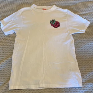 Santa cruz T-shirt  - Säljer en santa cruz tshirt pågrund av att de ej används längre, använd Max 5 gånger. Herr storlek M 