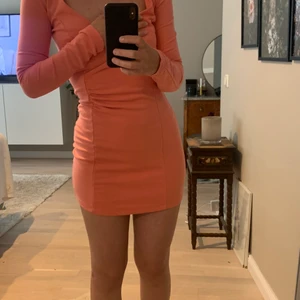 Rosa klänning - Fin tight kort klänning. Knappen emellan bysten har gått sönder men går att laga för den händige 