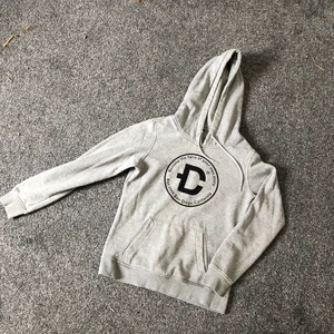 Dircult hoodie - Dirtcult hoodie i storlek M, liten i storleken så skulle nog säga mer som en S. Säljer då den ej kommer till användning så den är i väldigt fint skick.                    Hör av er för mer bilder.                                                    Endast swish.