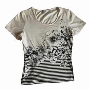 Mönstrad T-shirt <3 - Supersnygg mönstrad T-shirt med ränder och blommor. Bra skick. Stretchigt tyg, brukar ha storlek S <3