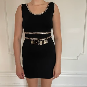 y2k moschino klänning - OBS! har ej äkthetsbevis. storlek: 38, M. möts upp i stockholm eller fraktar. 🖤