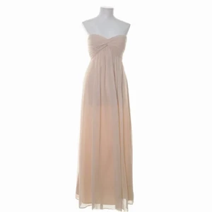 ljusrosa lång/balklänning - så fin balklänning från nelly, säljer pga köpte flera 💕💕 toppen skick, inga defekter😇skulle säga att den passar på någon upp till 175, lite beroende på hur lång man vill att den ska vara (är 160 och på mig var den väldigt lång) men man kan ju sy upp osv❤️