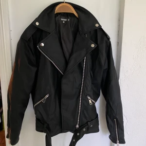 Skinnjacka  - Svart skinnjacka från missguided, str 36