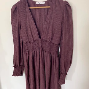 Klänning NAKD - Superfin mörklila klänning från NAKD i stl. 36. Endast använd 1 gång och därav i nyskick. Frakt tillkommer men kan även mötas upp i Stockholmsområdet. 