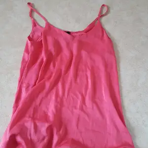En jätte fin sov klänning. Den är typ röd rosa