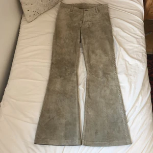 Mocka byxor  - Skit snygga mocka byxor som tyvärr inte passar..! Bra skick