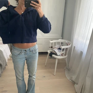 Zip hoodie - Kroppad zip hoodie från zara i storlek S - frakten ingår inte i priset 