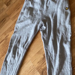 Lyle & scott mjukisbyxor - Gråa mjukisbyxor i bra kvalitet. Knappt använda, säljer pga för små. Köparen står för frakt.