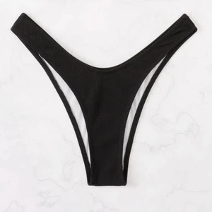 Svart bikinitrosa - Oanvänd svart bikiniunderdel, från Shein. Storlek M. Passar en S.