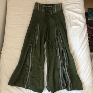 Hippie byxor - ”Hippie byxor”! Saknar ett ”snör hål” annars i fint skick! 