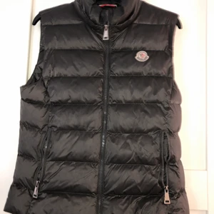 Moncler väst (unisex) - 2018 rare model vest Den är i ganska bra skick och funkar för både män och kvinnor. 
