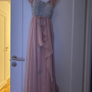 Festklänning  - Festklänning använd endast en gång på förlovningen .  Storlek ; small