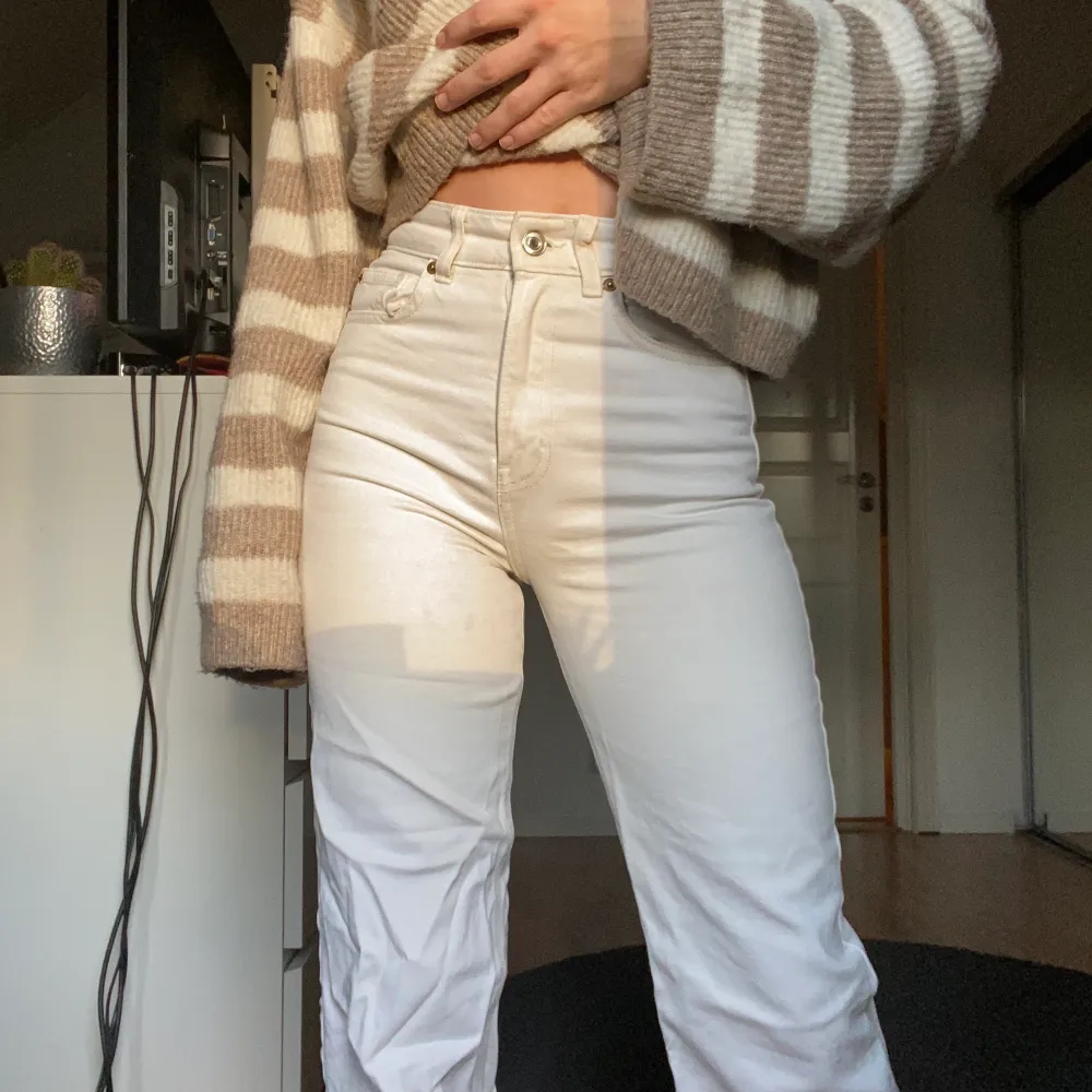 Ett par vita jeans från hm som blivit för små för mig och måste därför säljas. Dem är i ett fint skick och sitter så snyggt på!. Jeans & Byxor.