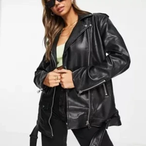 Svart oversized jacka i läderimitation  - Säljer min jättefina (slutsåld) jacka i läderimitation från Stradivarius 💗 Mycket bra skick! Ganska dåliga bilder men kan skicka bättre bilder vid intresse! 🙏🏽😊 (köparen står för frakt!)