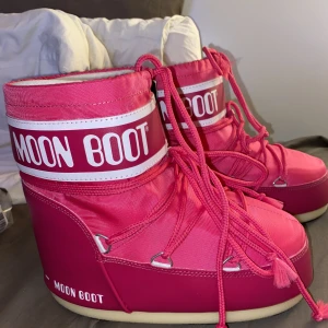 Moonboot - Säljer mina moonboots jag fick i julklapp då jag råkade få 2 stycken likadana! Aldrig använda och lappen sitter kvar fortfarande! 