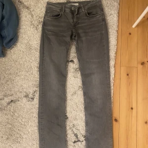 Pepe jeans( low waisted) straight - Jag säljer nu dessa skit snygga pepe jeans i färgen grå som tyvärr inte kommer till användning. Har använt jeansen 1 gång. Gillar inte hur de sitter på mig men dom är jätte snygga😍😍💓👌🏻
