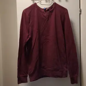 Size S lightly used and in good condition Burgundy shirt. Feel free to contact for more info. & in Swedish