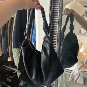 Väska - Väska från mango! Använd men i bra skick.