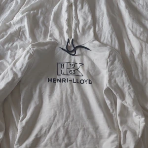 Henri-lloyd hoodie sorlek M  - Hoodie i mycket fint skick, dock en pytteliten knappt märkbar fläck (se bild)