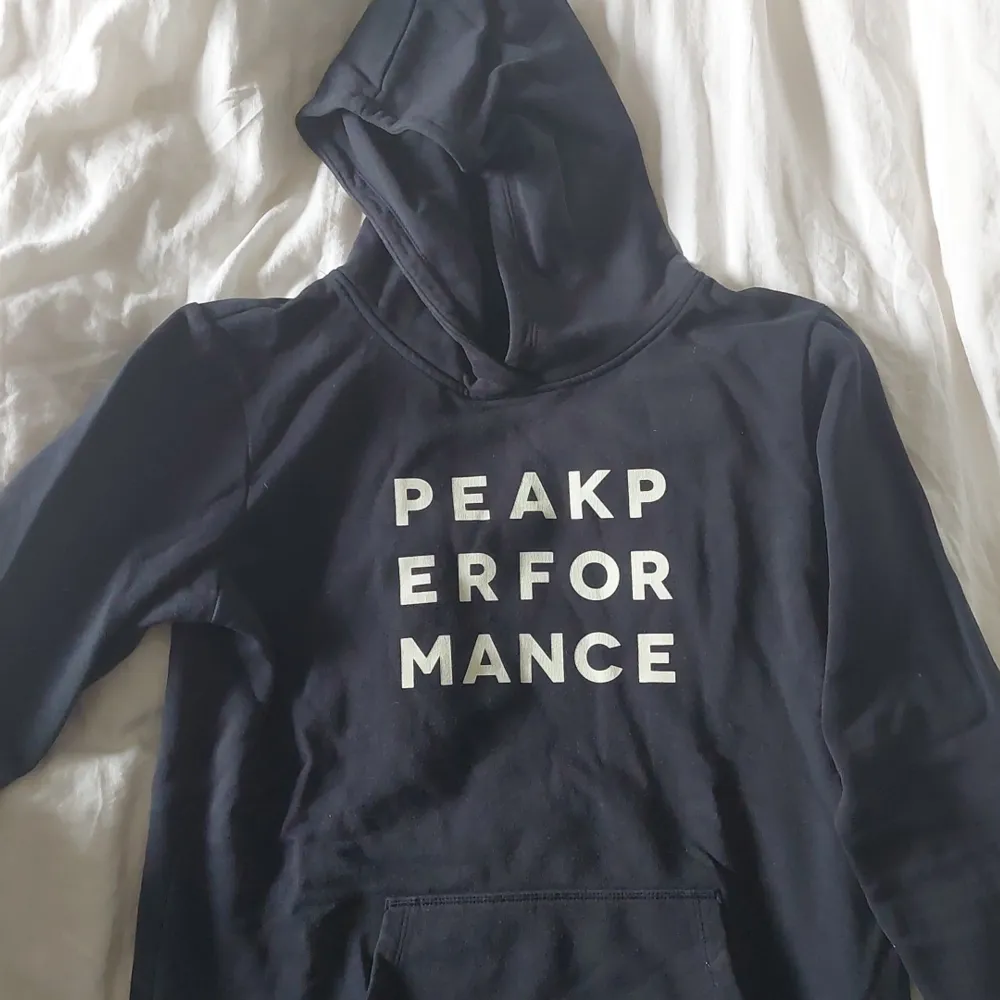 Använd peak performance hoodie i fint skick. Storlek 170 men passar Small . Hoodies.