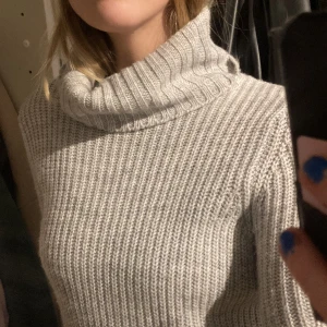 Grå stickad tröja - Längre stickad grå tröja med hög krage 😊storlek xs men passar S och M  
