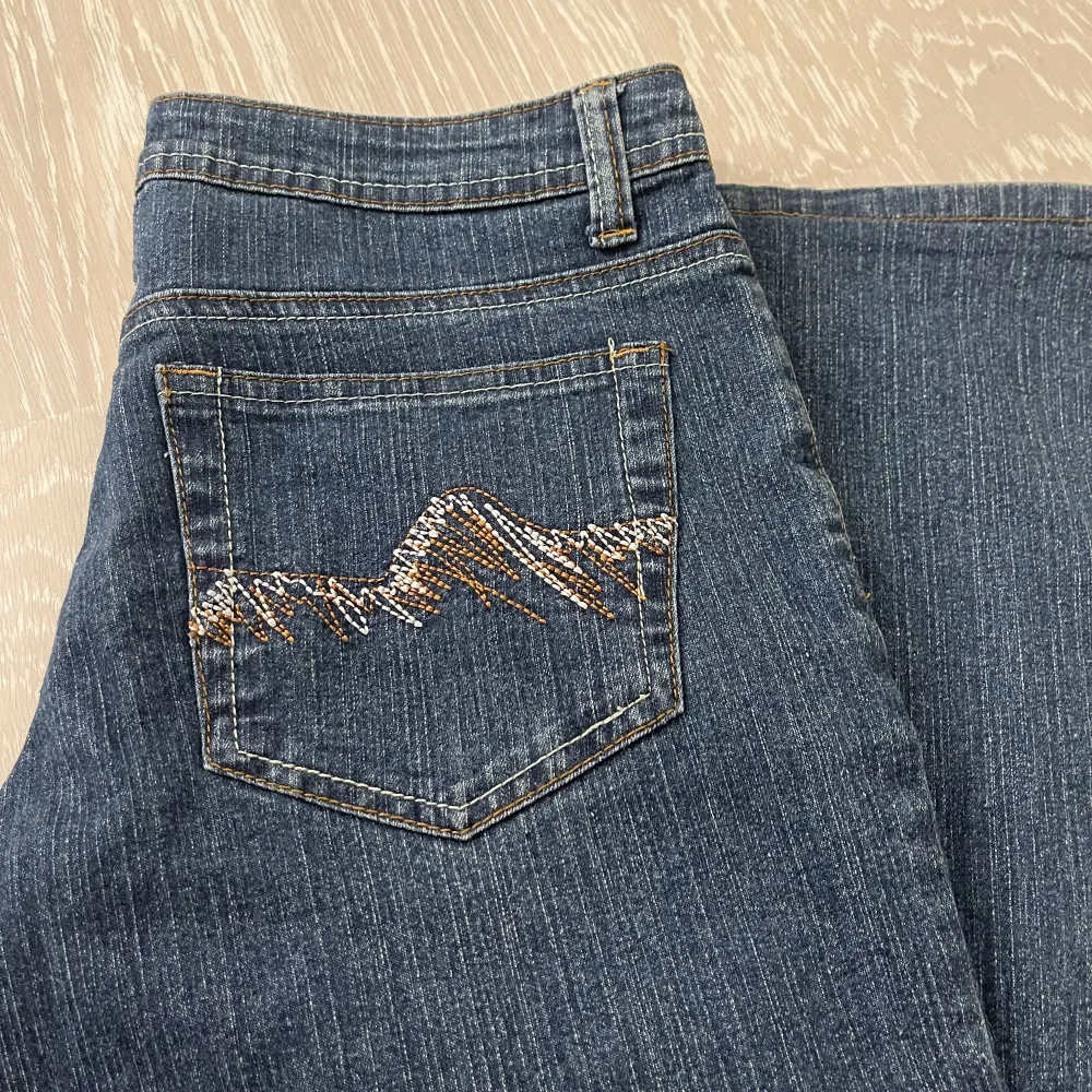 snygga lågmidjade bootcut jeans! superbra skick, köpta secondhand men aldrig använda då de är för korta på mig som är 174. . Jeans & Byxor.