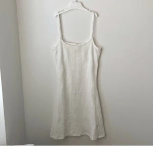 Vit klänning - Säljer denna klänning ifrån hm då jag knappt använt den. Klänningen bärs i storlek xs!💗