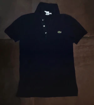 Lacoste Pikétröja - Slim fit, storlek M. Köpt second hand för 499kr. Kolla gärna resten av det jag säljer, finns liknande 🤩