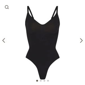 SKIMS SCULP BODYSUIT - Så snygg Bodysuit från Skims. Den formar sig efter kroppen och har supermkt stretch. Aldrig använd.