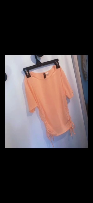 H&M - topp - Söt korallfärgad topp från H&M, i strl S. Endast testad så den är som ny. 