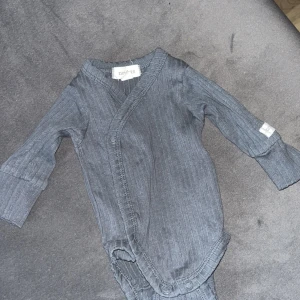 Mörkblå body bebis - Mörkblå body från newbie.  Bilden ger inte rätt färg Nyskick 