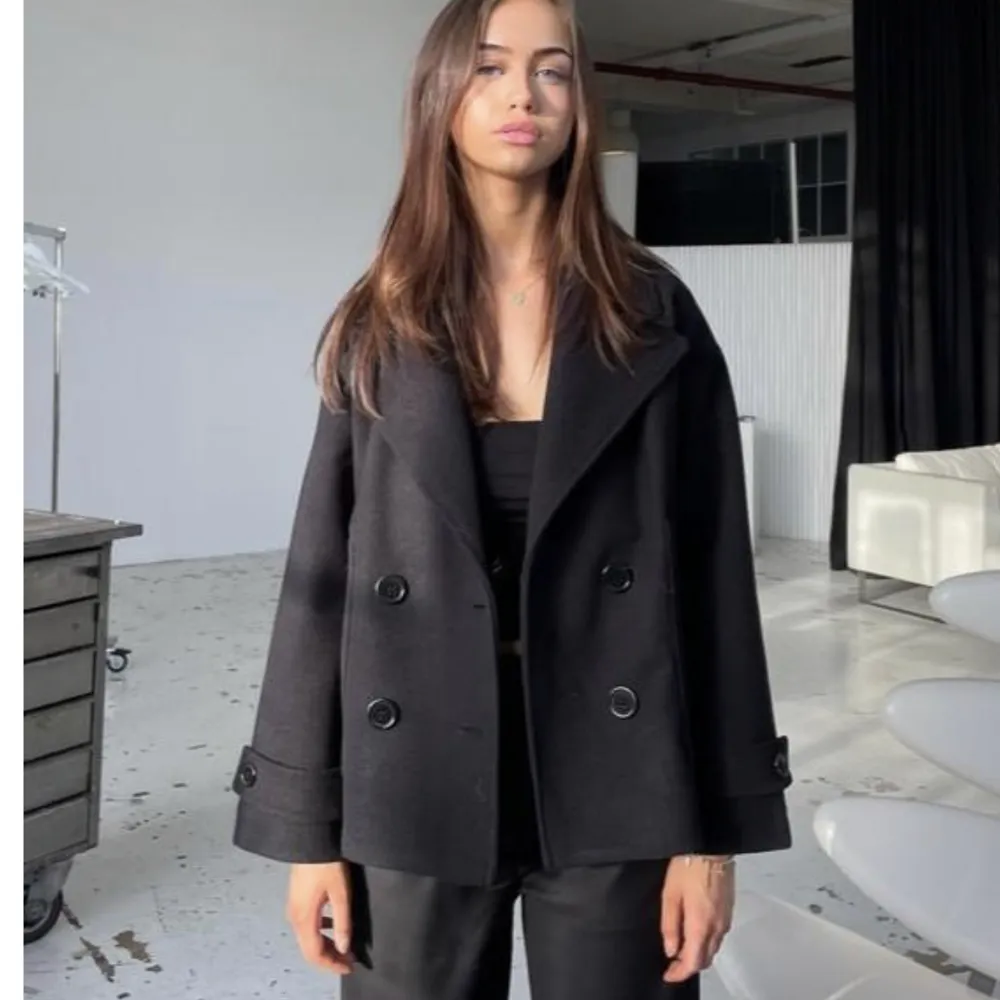 Säljer svart Gina coat från design by si, runt 800kr nypris ink frakt säljer för 350kr + frakt  Storlek XS/S. Jackor.