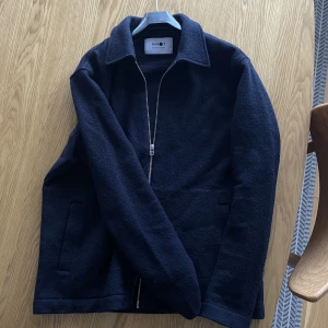 Nn07 helzip  - Köpt från Martys för 2700kr men säljer för brist av användning. Kan definitivt tänka mig sälja billigare vid snabb förhandling, inga större brister förutom att den är lite sliten inuti. 😁