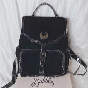 Killstar- Ryggsäck - Ryggsäck från killstar i nyskick, lite tillplattad pga förvaring men får lätt sin form tillbaka vid användning/fylls med papper eller liknande