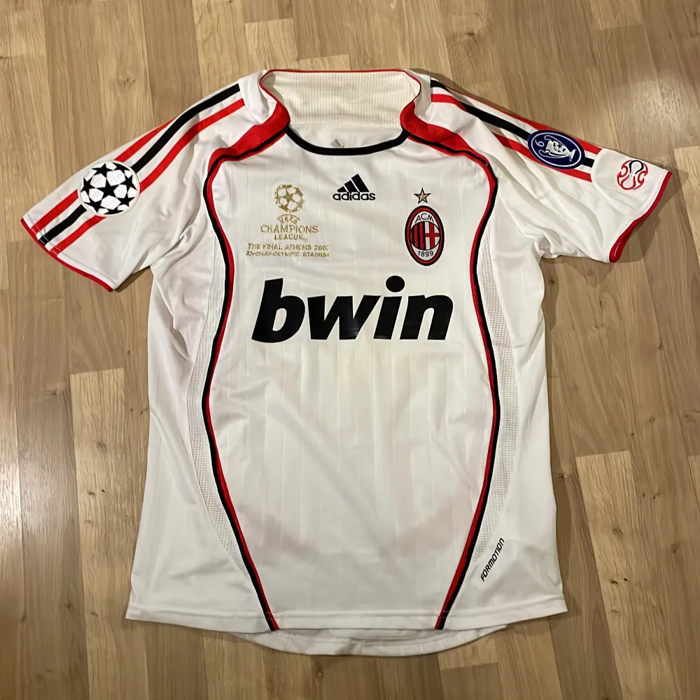 Detta är en extremt sällsynt milan Champions league final tröja från 2007 där de vann finalen, med Maldini på ryggen. T-shirts.