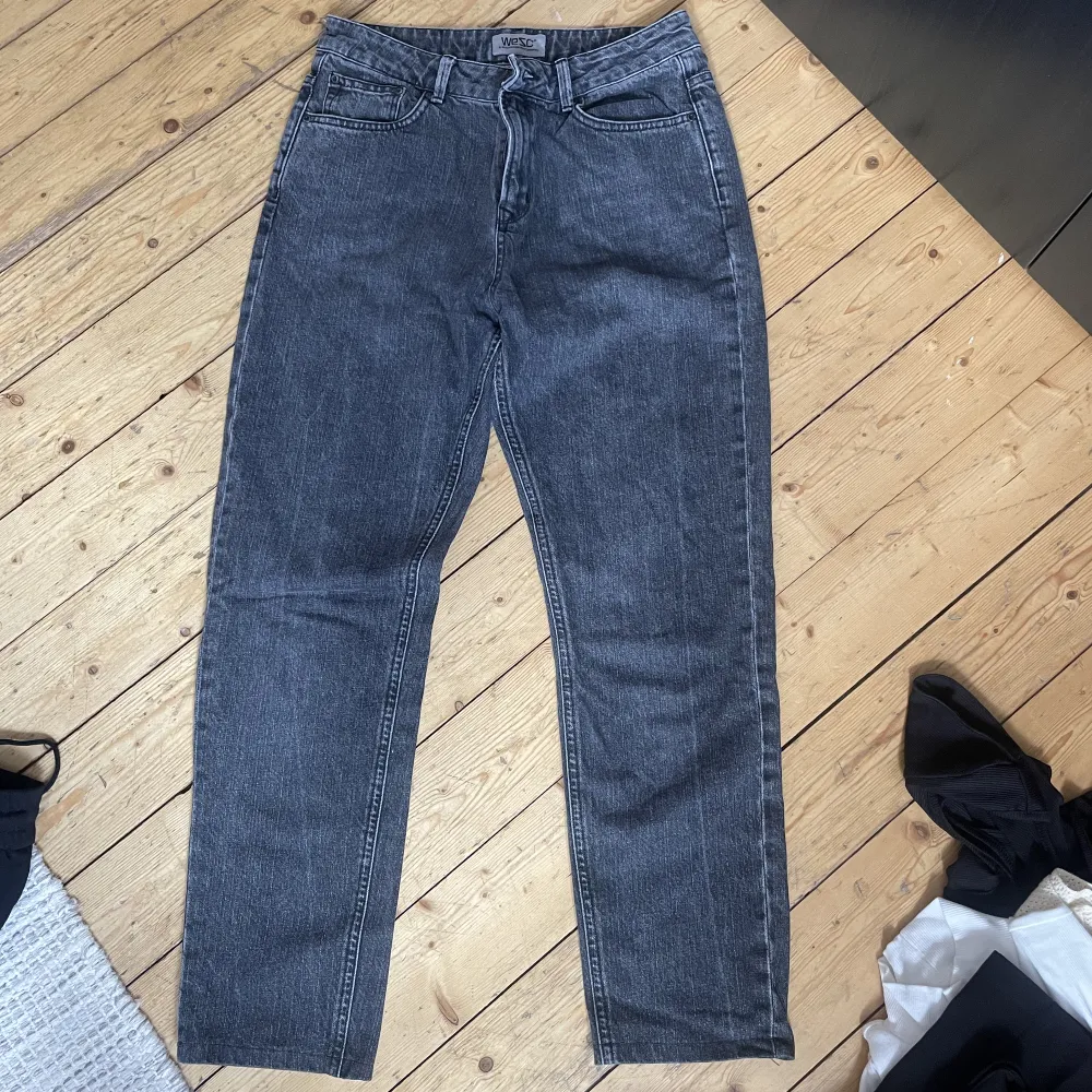 Grå/svarta ankellånga jeans (är 172 lång) från WESC. Inte stretchiga utan ganska hårda i materialet.. Jeans & Byxor.