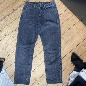 Grå/svarta ankellånga jeans (är 172 lång) från WESC. Inte stretchiga utan ganska hårda i materialet.