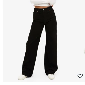 Monki jeans - Säljer dessa svarta monki jeans. Vida och högmidjade