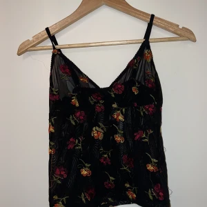 Topp - En jättefin topp i mesh med broderade blommor. Extremt stretchigt material. Priset går självklart att diskutera!