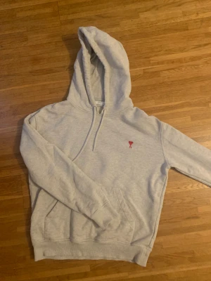 AMI Paris hoodie - Fin AMI hoodie, Ami är high end märke från Paris, otrolig kvalité och cut and sew. Storlek Medium inga hål eller fläckar. 
