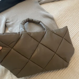 Väska  - Rymlig väska får plats med mycket