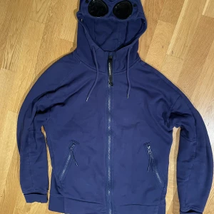 Cp company zip - Hej. Lägger ut igen pga oseriös köpare. Extremt fint skick, inget tecken på användning, inga flaws/fläckar. Storlek S. Köpt på CP Companys hemsida för 2700. Pris kan diskuteras vid snabb affär. Hör av dig om du undrar något/ vill ha fler bilder:)