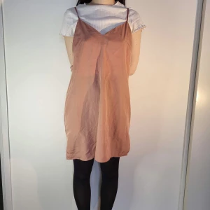 rosa slip klänning från Nelly - fin rosa slip klänning från Nelly i storlek 38. passar perfekt med en vit tshirt och biker shorts på sommaren. möter ej upp, postar enbart 🌸
