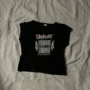 ” People= shit ” babytee - Snygg slipknot babytee! Storlek L men är VÄLDIGT liten, passar xs-M skulle jag säga🫶🏻 använd gärna köp nu men kontakta mig innan🥰