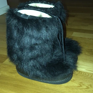 Vagabond Moonboots stl35-37 - Hej   Kollar intresset för dessa Vagabond Moonboots i stl 35-37 endast använda 2-3 gånger som nya. 